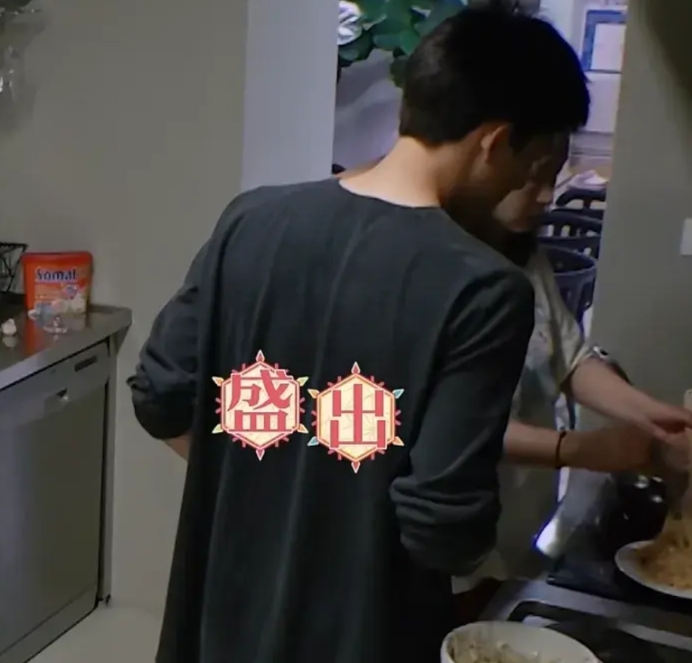 对比秦海璐在“北斗七行”的表现，才发现李小冉如今被质疑，真的一点都不冤！

先说