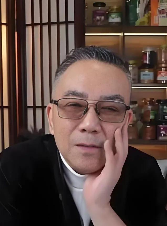 杨老五直播间怼二哥，句句在理！

杨老五：二哥说的那些我不认可，对小黑胖子说嘛呢