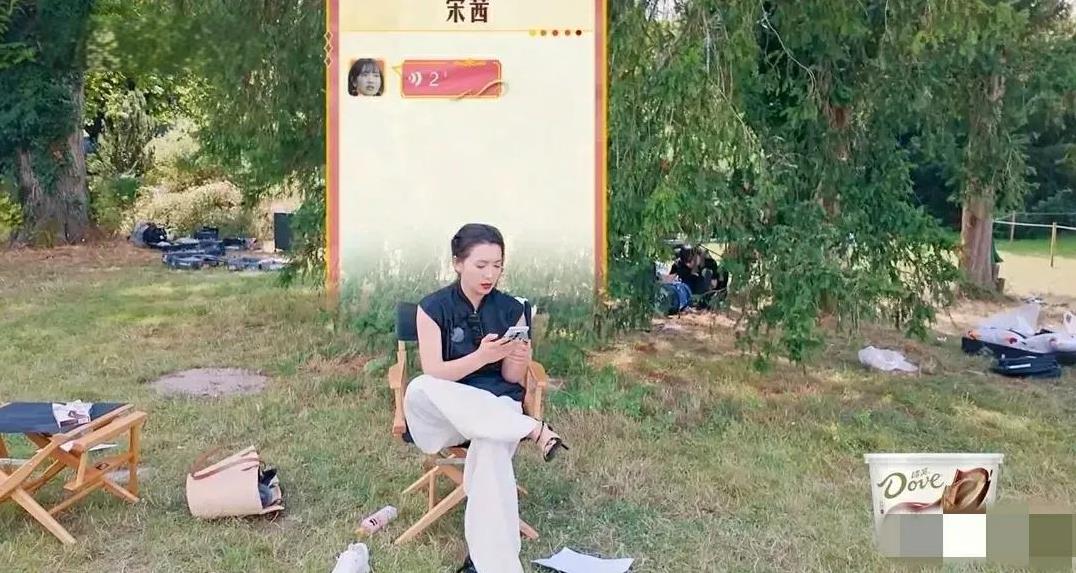 她已经不记得自己是万人迷了，姐这个坐姿，真是不把我们当外人啊！
可能她生活中就是