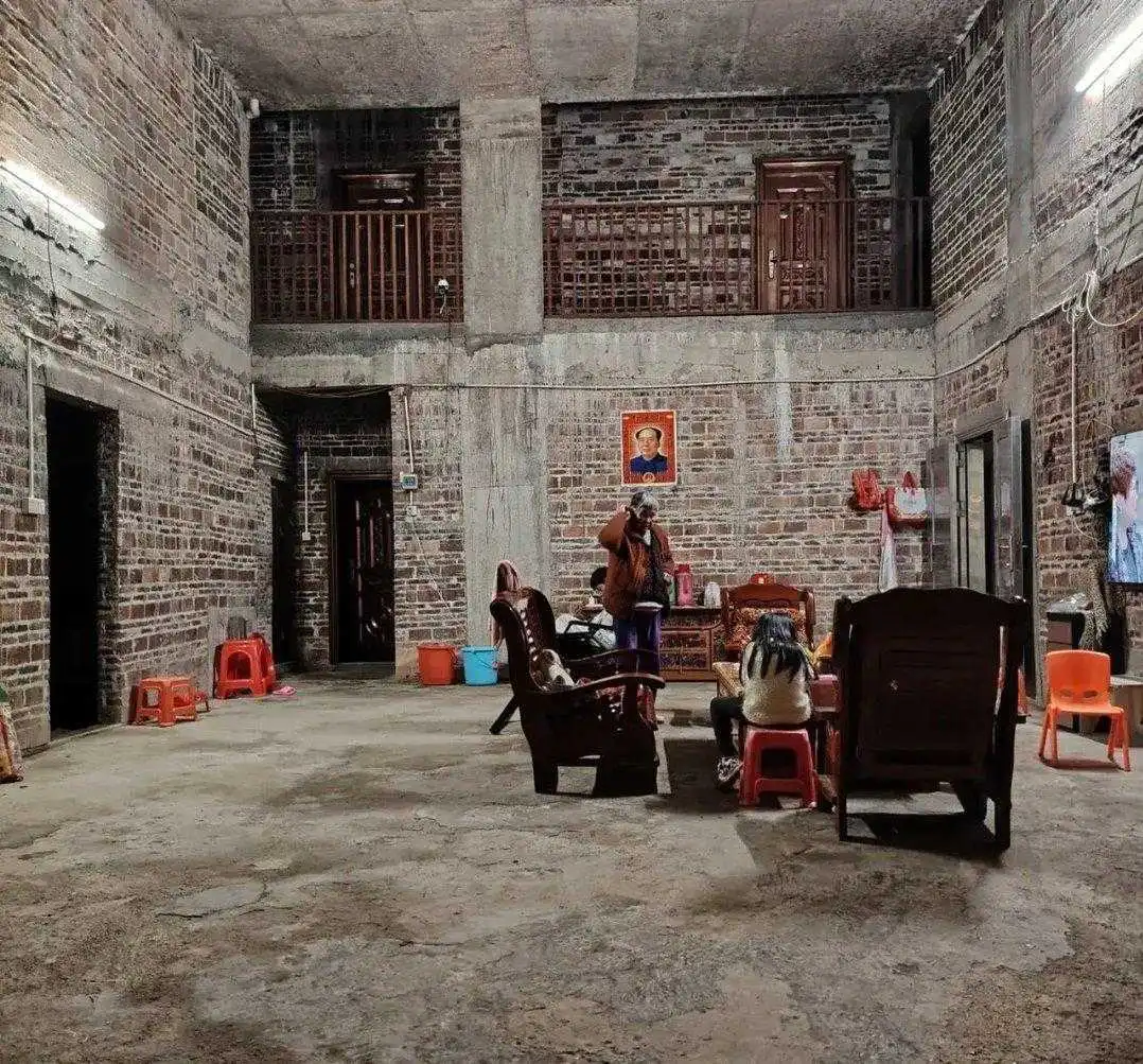 这种现象不少，盖房子盖这种进度没钱了。