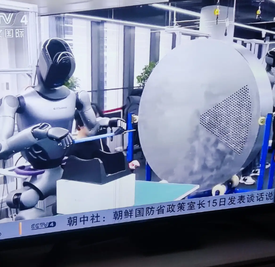 我认为，人形机器人是无聊的技术开发。
机器人，本来就是用来工作的。而工作机器人无