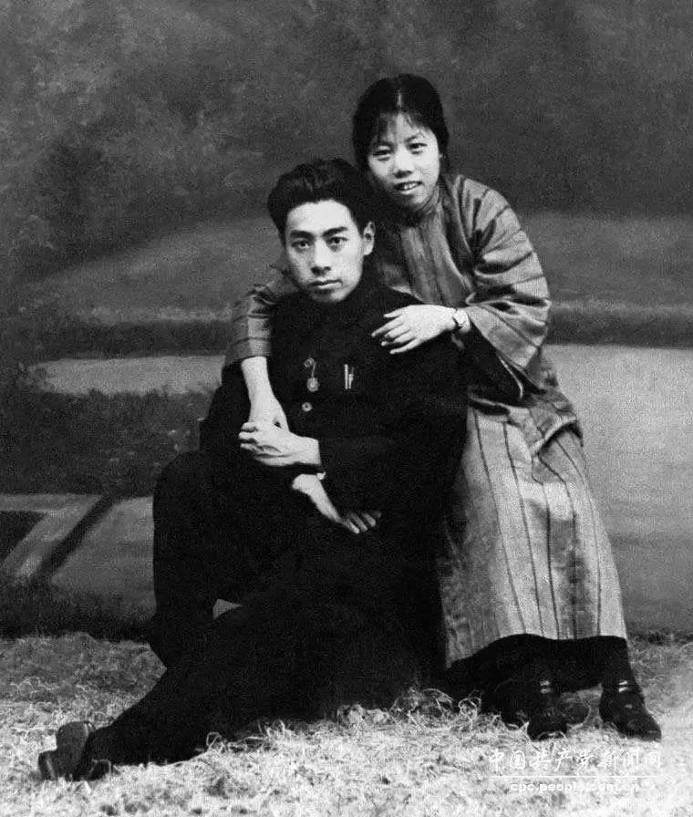 1926年8月8日，周恩来和邓颖超在广东汕头结婚一周年纪念留影。（图一）

19
