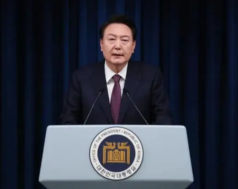 韩国警方和总统府警卫对峙了近8个小时，还是没能进去。与此同时，尹锡悦发表强硬讲话