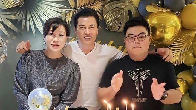 70岁吕良伟罕与儿子同框，吕善扬身材圆润，两人不像父子更像兄弟