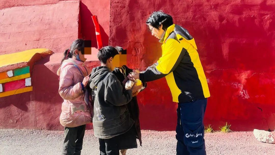 自驾川西甘孜州，被一群人拦路要钱，临走时还要我身上的衣服、手套