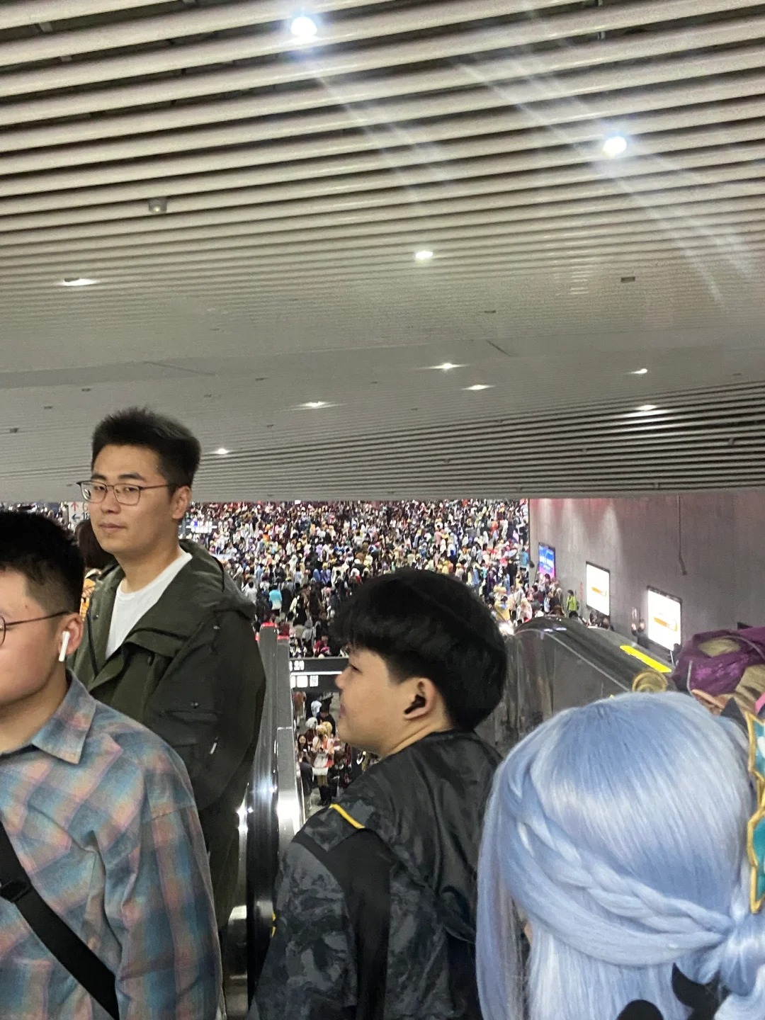 二次元攻打成都
世界线下大暴雨，地铁站堪比春运g根本没地方去，衣服也全湿了