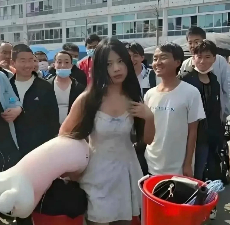 还是看所在环境吧，在学校里普通颜值，大众脸。到了流水线，那就是线花，厂妹。到了工
