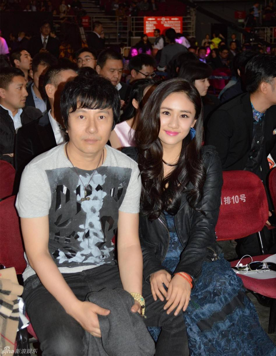 歌手郑钧说：过去曾经整整10年，我都过着夜夜笙歌，美女相伴的日子。女朋友多到我自