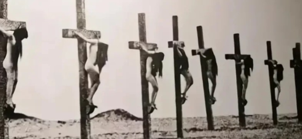 1915年，8名被脱光衣服的亚美尼亚少女，被钉在十字架暴晒的照片，看了让人痛心！
