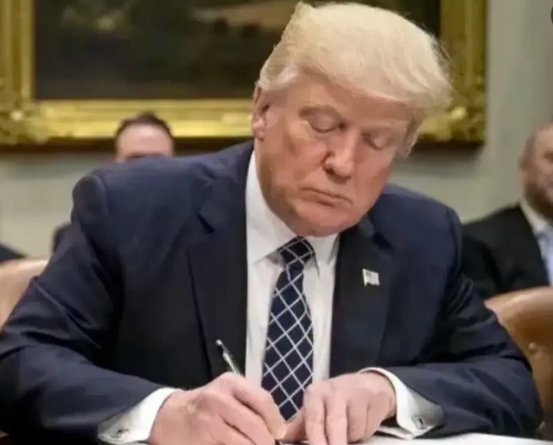 联合国谴责美国:冻结国际援助，引发世界“混乱”！国际机构正在评估，这个世界最大对