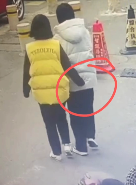 浙江，23岁女孩和女同事逛街时，对方总喜欢把手放在她屁股后面，查看监控后才发现真
