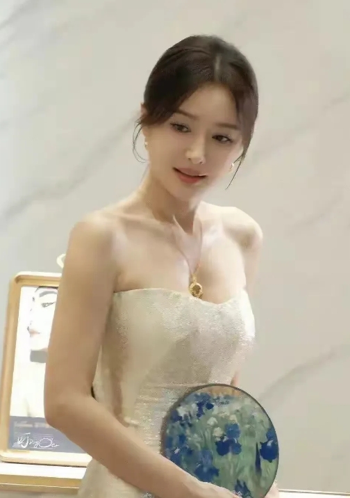天呐，女神真是太美了，优雅大气，古装典雅，美丽性感迷人，身材太带劲了，美貌一绝，