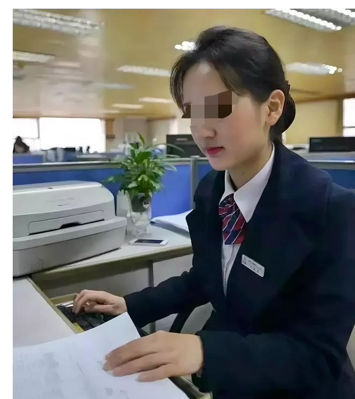 湖南，一女子通过重重考核，被某银行录用，岂料，银行意外在女子档案里发现，她曾被原