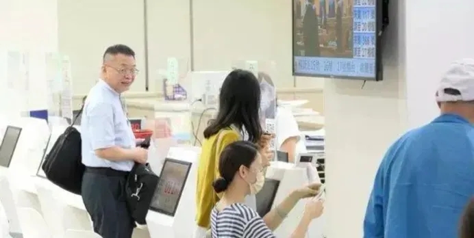 民进党籍前海基会董事长郑文灿因桃园市长任内涉嫌土地开发案贪腐，在历经桃园地院初裁