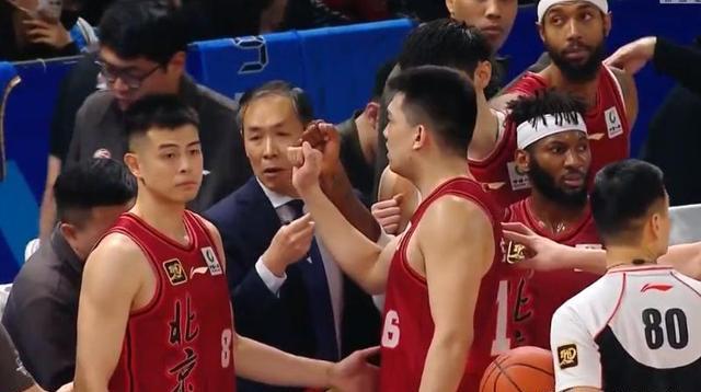 方硕发球失误引热议，曾凡博透露真相，北京队连败陷困境