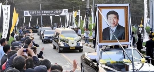 2009年夏天，韩国以前的总统卢武铉不幸跳崖去世了。他从穷苦农民一路奋斗到当上韩