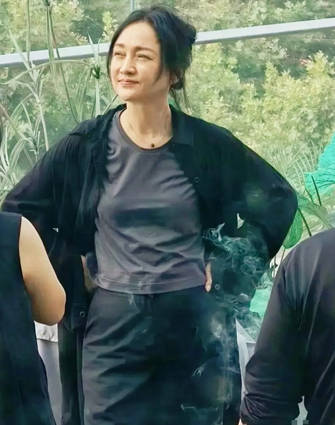 简直太意外了，朋友有幸拍到了素颜的周迅，曾经的超级大美女，著名影星，多少男人心中