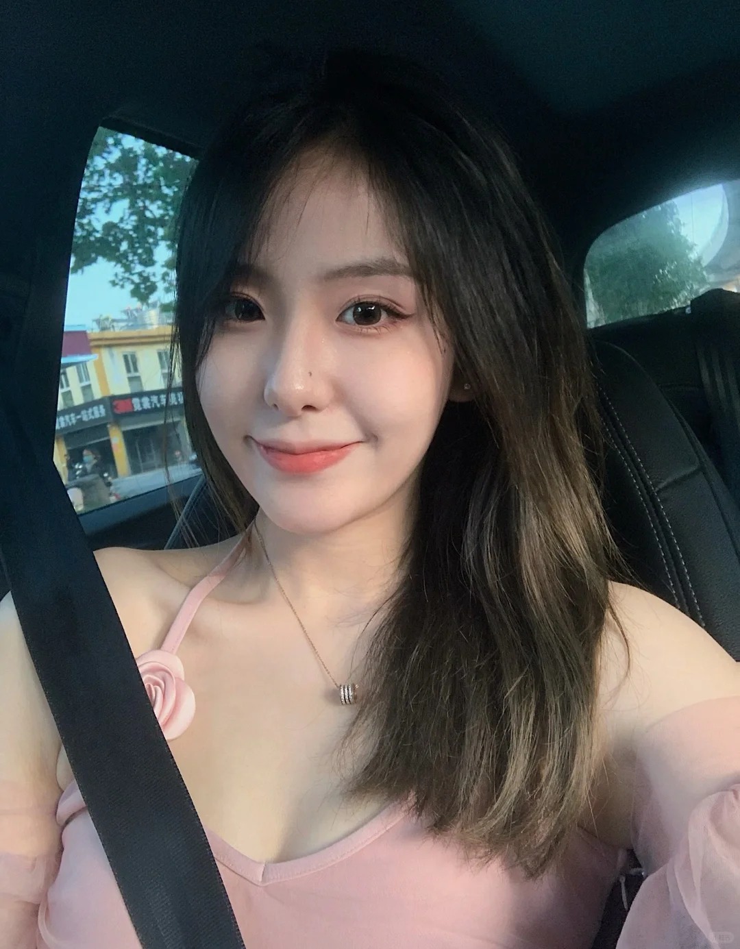 夏天是氛围感的主场！！
夏天的主角必须是吊带裙啦～
粉粉嫩嫩的元气满满和蔷薇花绝
