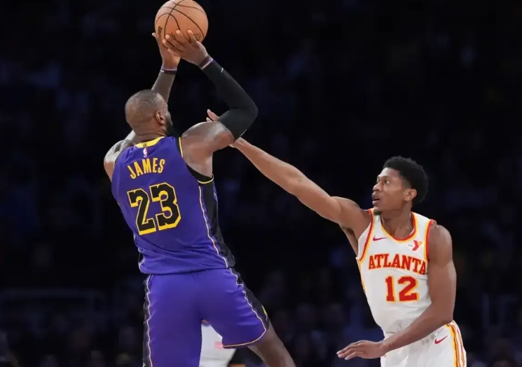 湖人想多赢球、稳住局面、只能看这两人

湖人交易拉塞尔后输多赢少、电风扇看起来也