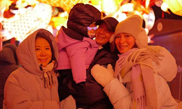 韩庚早年作为韩团成员出道，归国后在演艺、综艺等领域全面开花。除夕夜，他晒出全家福