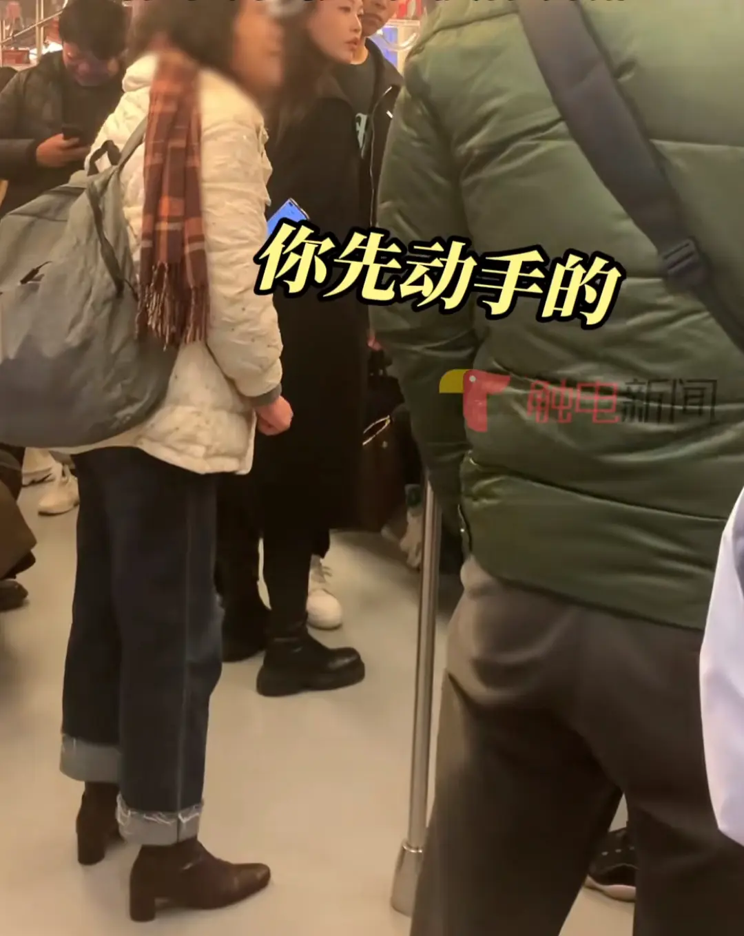 3月1日，江苏南京，有网友发视频称一阿姨地铁插队被男生阻止随后发生争执，期间阿姨