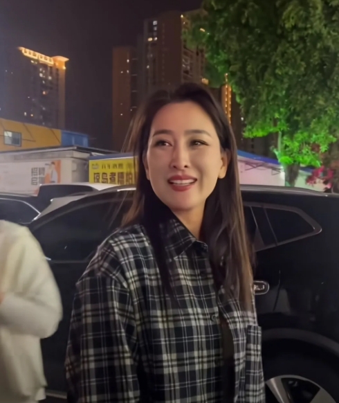 马苏，这回可有点小尴尬了。

在三亚夜市的街头，马苏身着黑灰色格子衬衫，披肩长发