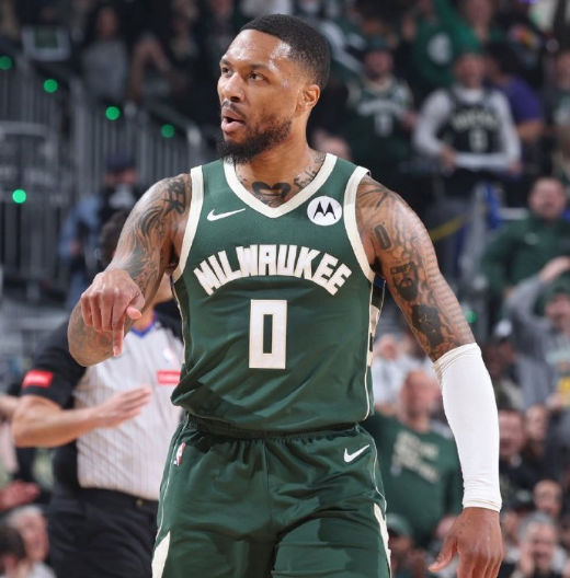 利拉德季后赛上半场轰下35分，在NBA历史上也追平乔丹并列上半场得分第3，前2是
