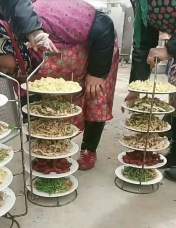 去乡下吃席，看到他们的上菜方式，整个人都蒙了，现在乡下做席上菜都这么前卫了吗？ 