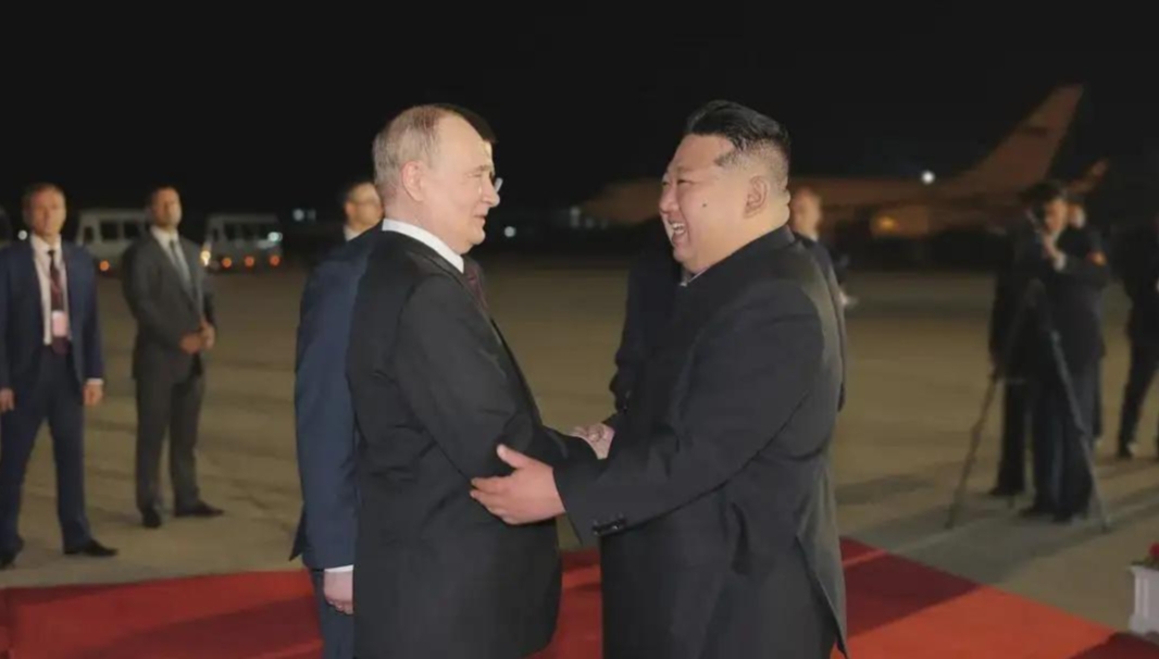 这个《全面战略伙伴条约》其实在6月份普京访问朝鲜时就签了。

条约里面有这么一条