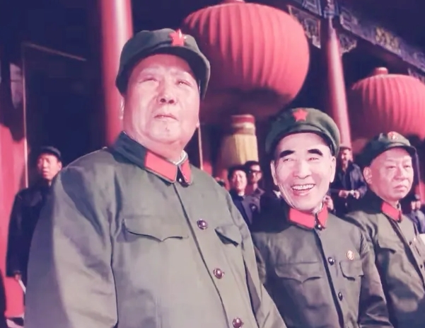 1966年秋天的天安门城楼上，大红灯笼高挂。

毛主席左边的领导人，位置已经发生