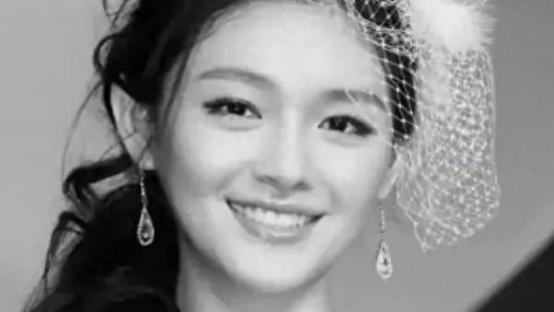 大S的两个孩子现身，送别亡母最后一程，玥儿低头疑似哭红了双眼