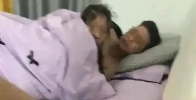 “你们忙吧，我先走了！”北京一女子临时有事回家，开门进去后，看见自己老公和一女子