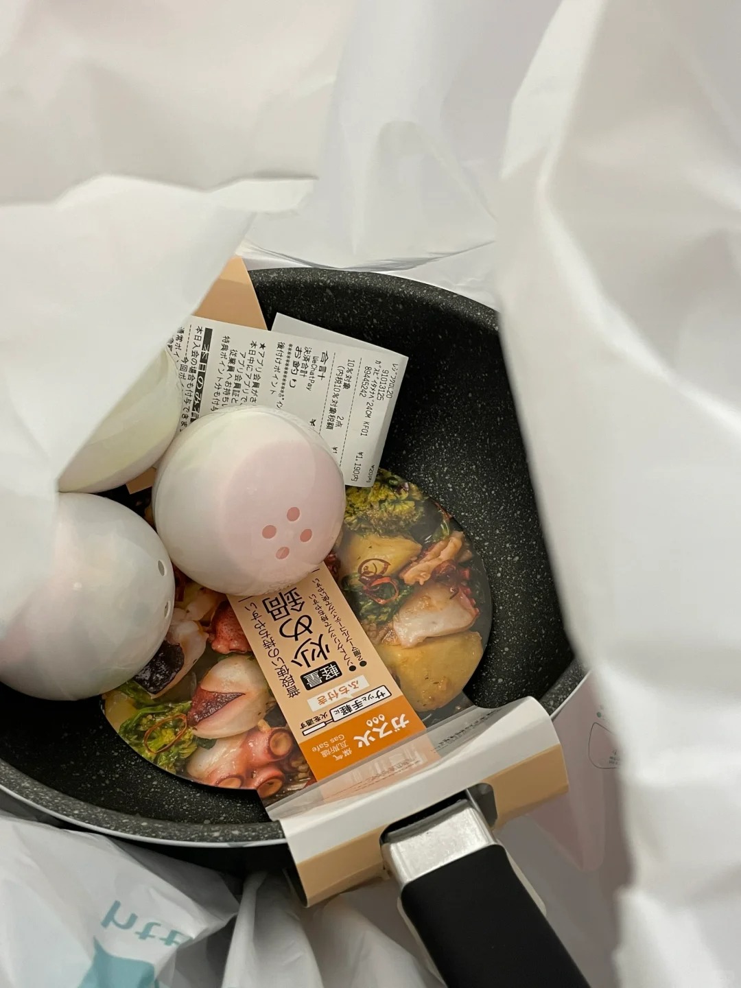 日本大姐故意撞过来的时候一定没想到
我袋子里是刚买的平底锅。
隔着一段距离就看见