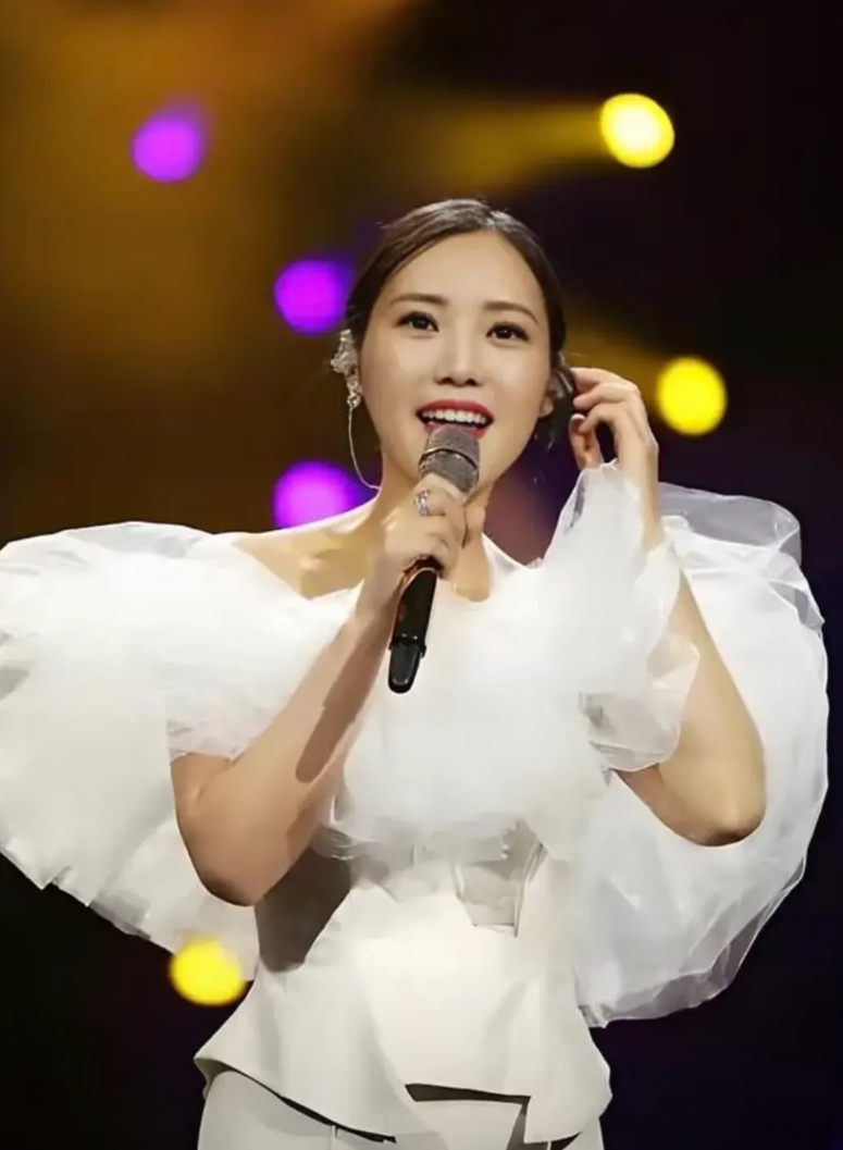 云朵“出局”，有20个致命点：

第一：跨界恐惧症，音乐圈混久了，就不知道外面的