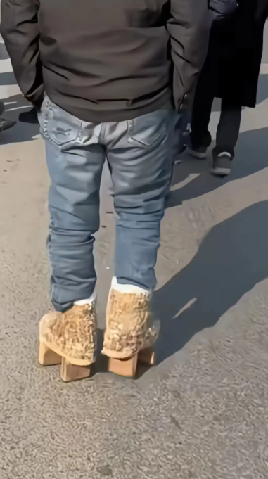 现在还有穿这种鞋子的？我也是第一次见。
这是什么鞋啊，穿着不冻脚吗？