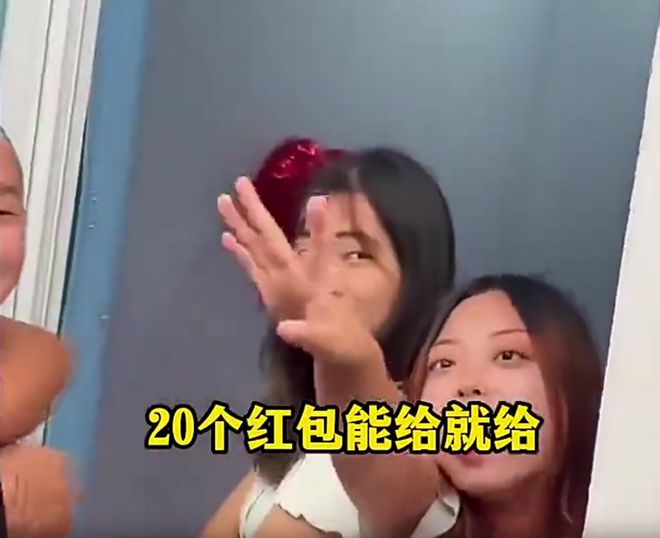 新郎接亲被新娘闺蜜挡门外
