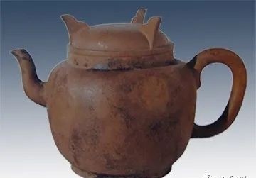 1987年，福建漳浦县一座古墓被盗，只留下一个破布包裹着的茶壶。考古专家一看：“