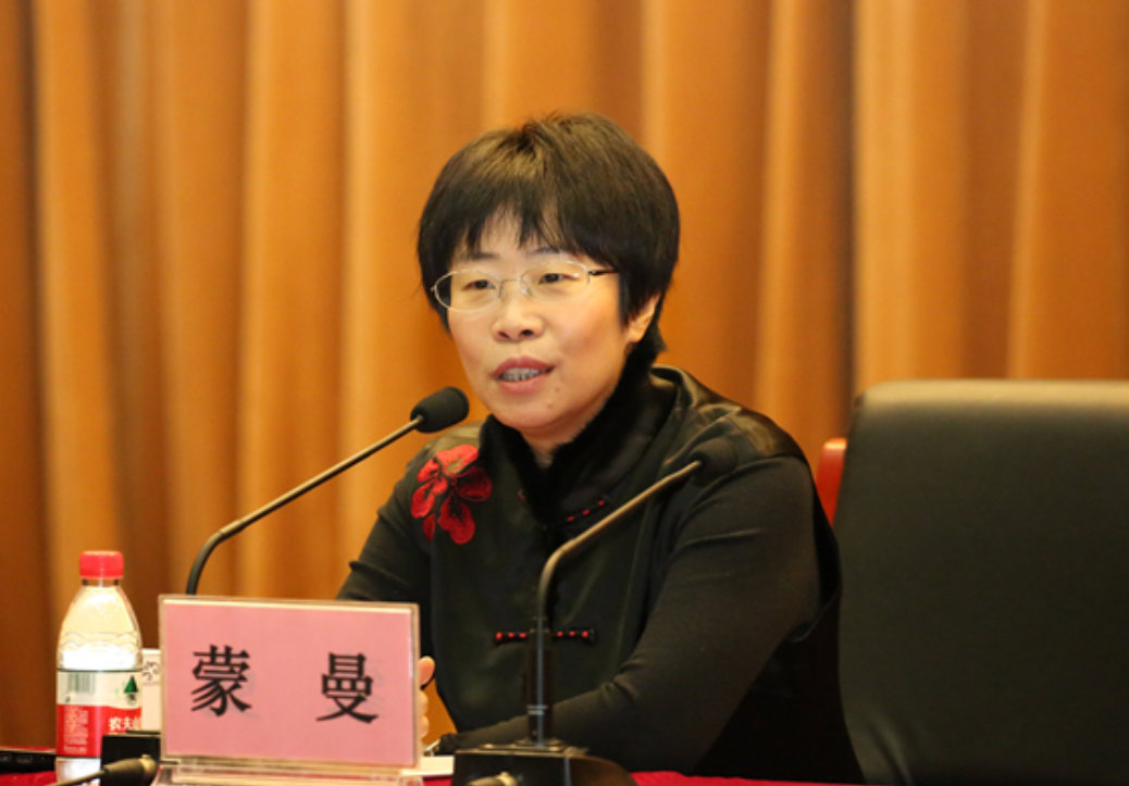 北大才女蒙曼48岁至今未婚，朱迅问她：“你最想嫁给谁？”没想到，她脱口而出说的一