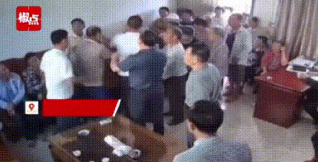 好大的官威！广东潮州，村书记与75周岁的大爷发生争执后，竟然殴打大爷。事后当地村