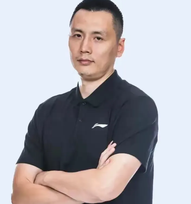 CBA裁判已经成为了“公害”！
1 主教练不满---对裁判判罚尺度不满冲着其大声