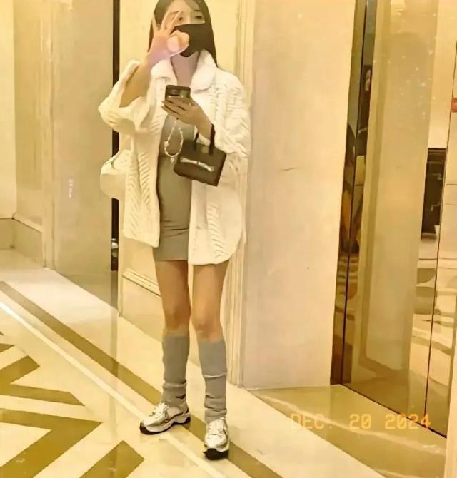 有网友偶遇黄晓明前女友叶珂，她孕肚都这么大了吗？虽然怀孕了，但是她打扮的还是很精