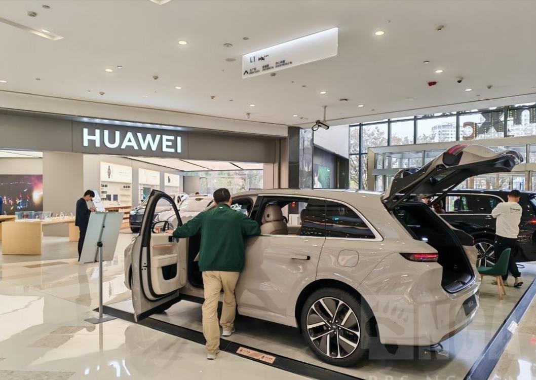理想盯上了华为，理想汽车直接开到了华为体验店门口，与问界汽车对望，这是显摆还是找