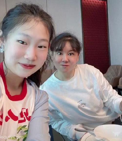 小沈阳的女儿沈佳润:曾因长相太丑被骂像猴,如今逆袭撞脸韩星(小沈阳女儿简介)-第16张图片-九妖电影 小沈阳的女儿沈佳润:曾因长相太丑被骂像猴,如今逆袭撞脸韩星(小沈阳女儿简介)-第16张图片-九妖电影