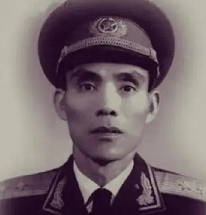 1968年，张达面临通缉的危机，在走投无路之际，他找到了成都军区副司令员韦杰，张