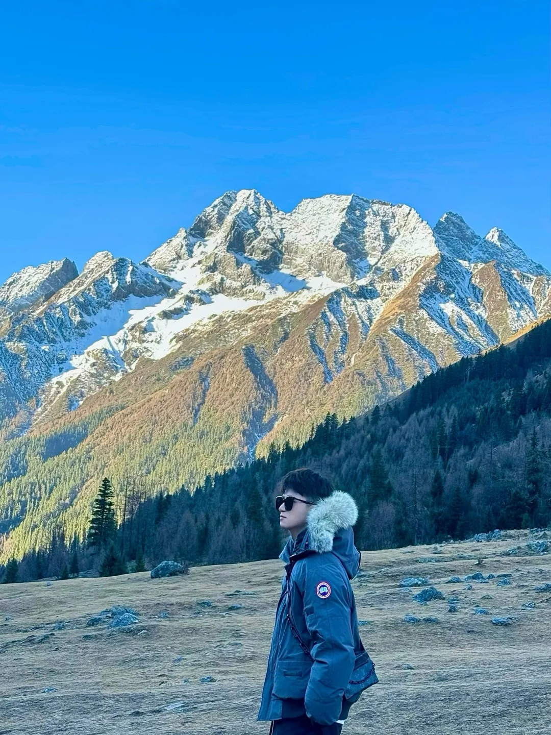 今日的四姑娘山天气好到爆
蓝天下的四姑娘山真的绝美，在成都睡到自然醒下午才出发去