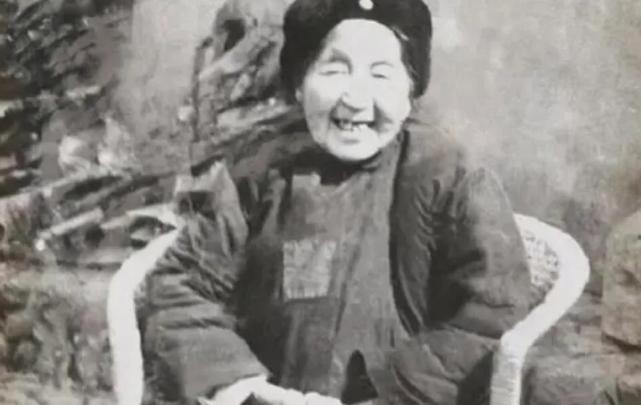 1950年，开国中将刘忠回到家多，可他在回到家以后，竟发现家里没人，他在大街上疯