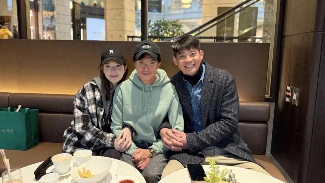 邱泽许玮甯最新露面！许玮甯素颜白到发光，邱泽约会送礼物好贴心