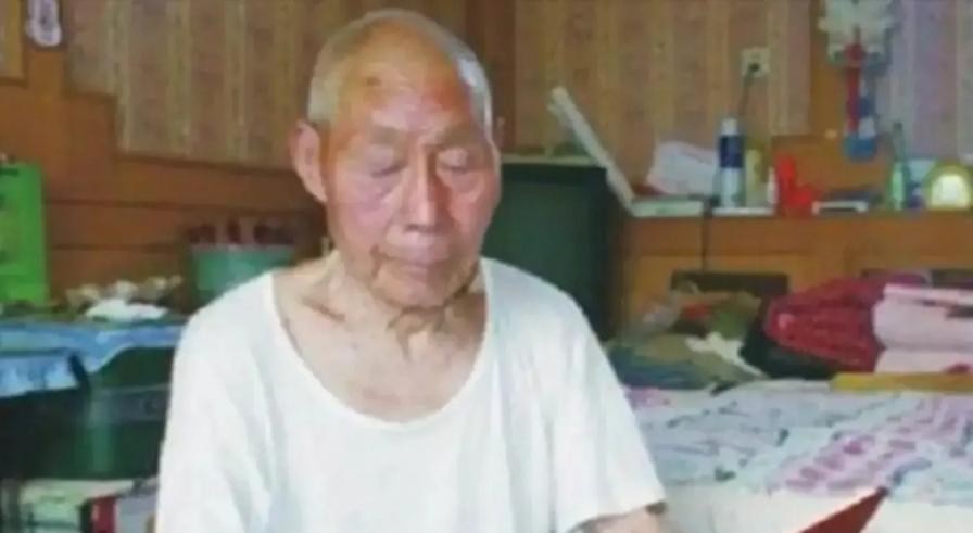 1949年，解放战争接近尾声，然而激烈的战事仍在东南沿海的金门岛上继续上演。在这