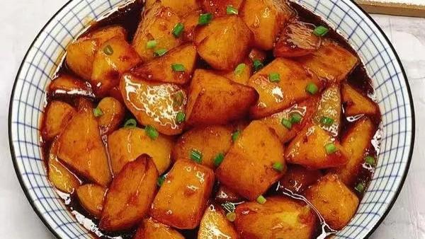 比肉还要好吃的红烧土豆，软糯入味
