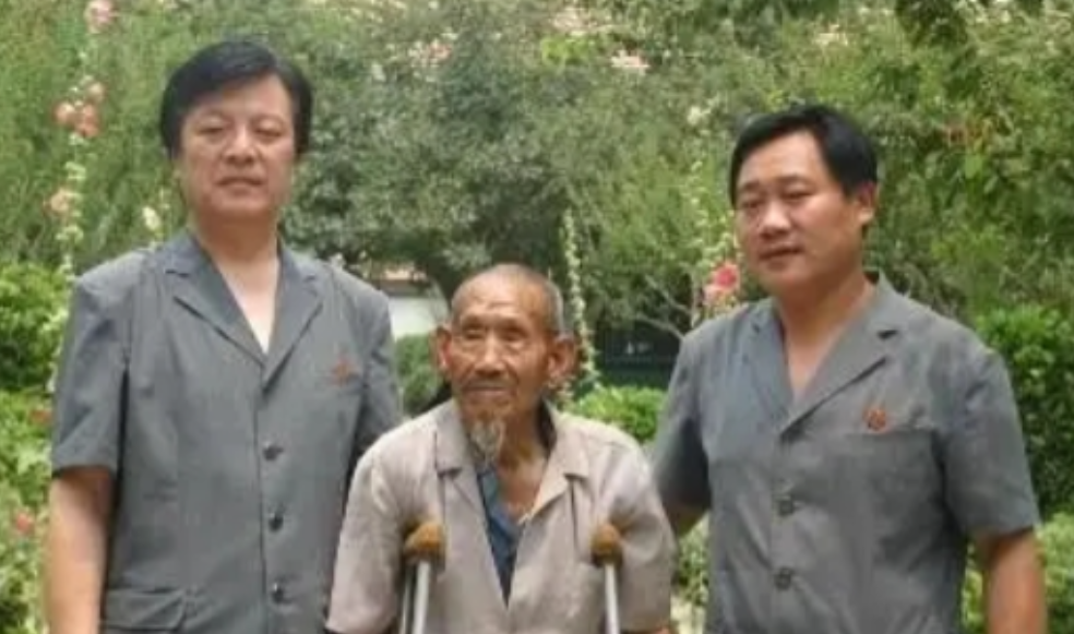 1994年，一位73岁的河南老农因欠款未还，成了人们口中的“老赖”，当法院的工作
